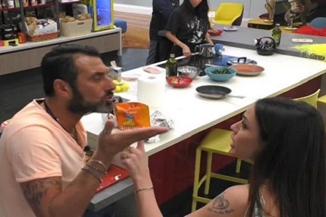 Rissa al GF Vip tra Sossio e Teresanna: “Mi hai chiamato cane, dillo a quello che sta con te”
