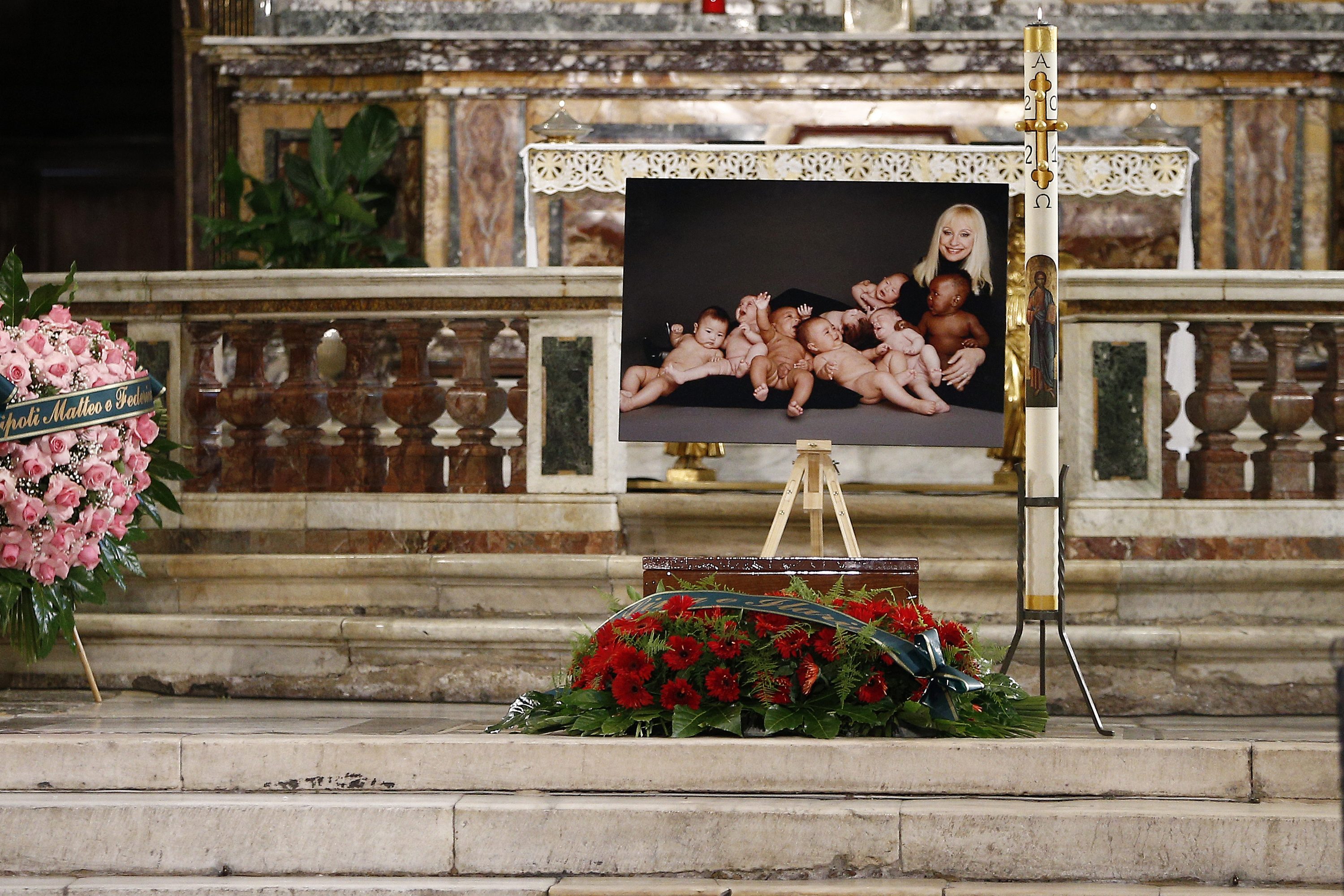 Raffaella Carrà ha voluto la cremazione, le ceneri prima a San Giovanni Rotondo e poi all'Argentario