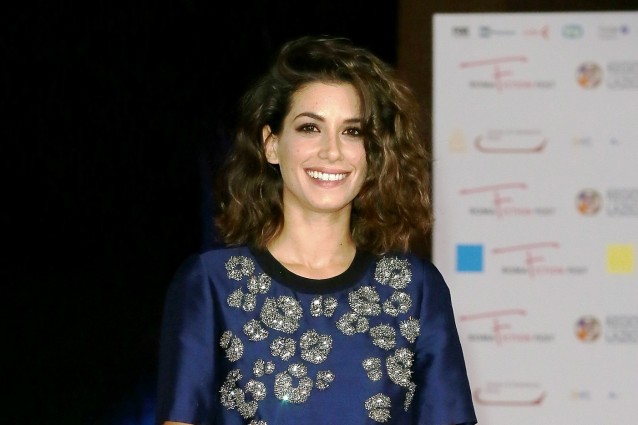 I 30 anni di Giulia Michelini, regina delle fiction tv e delle commedie al cinema