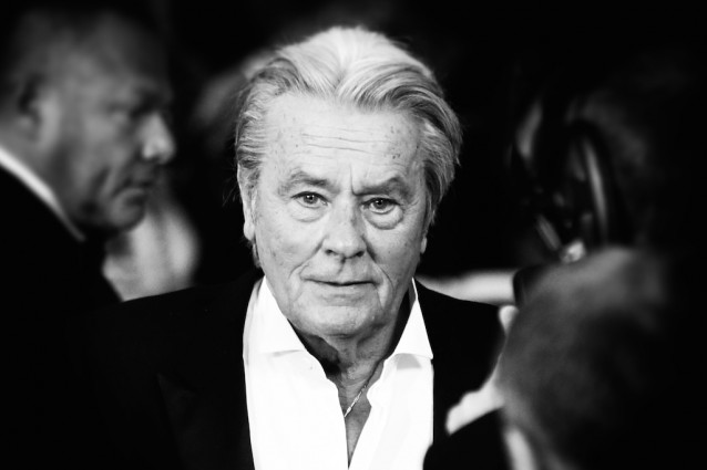 Gli 80 anni di Alain Delon, il seduttore ribelle che ha incantato il mondo
