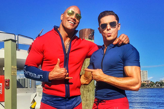 Dwayne Johnson e Zac Efron sul set di "Baywatch", il film remake della serie tv