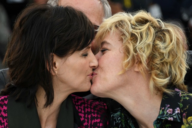 Baci saffici tra Juliette Binoche e Valeria Bruni Tedeschi al Festival di Cannes 2016