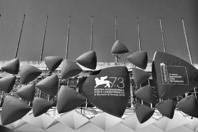 Gli effetti del terremoto sul clima di festa del Festival del cinema di Venezia