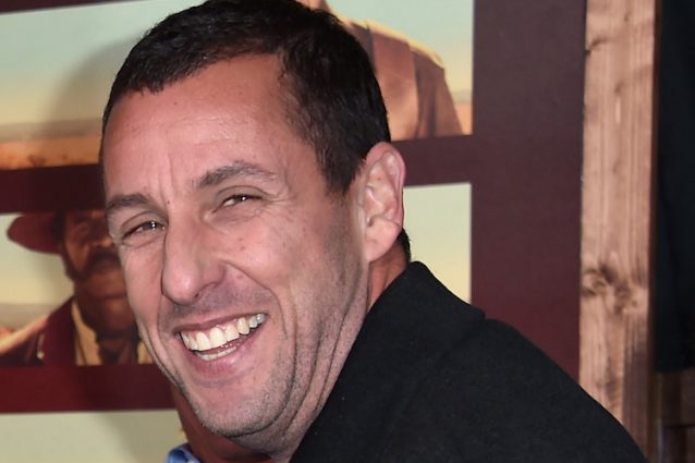 Adam Sandler: l’esilarante “bamboccione” di Hollywood compie 50 anni