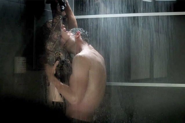 50 sfumature di nero vietato ai maschi single in un cinema irlandese: "Il film è troppo eccitante"