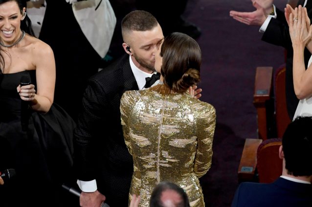 Justin Timberlake apre gli Oscar 2017, il bacio con Jessica Biel