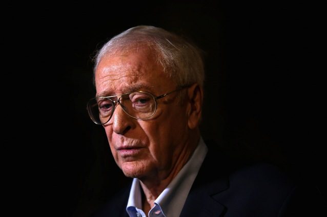 Michael Caine teme di morire di cancro: “Ho i giorni contati, vorrei altri 10 anni”