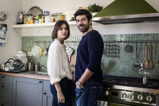 “Moglie e Marito”, lo scambio di ruoli tra Kasia Smutniak e Pierfrancesco Favino