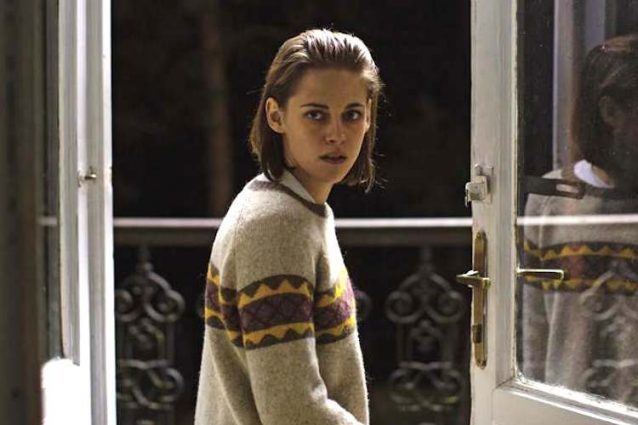 “Personal Shopper”: Kristen Stewart divisa tra moda e presenze spettrali