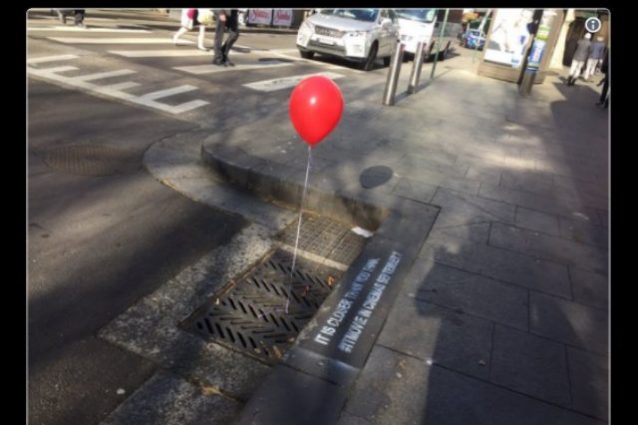 Pubblicità di "IT" inquieta i cittadini di Sydney, palloncino rosso esce dal tombino
