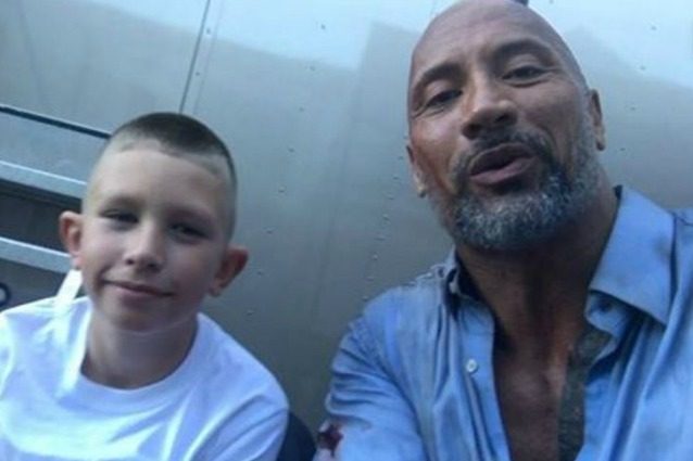 Bimbo di 10 anni rianima il fratellino che sta annegando: "L'ho visto fare da Dwayne Johnson in un film"