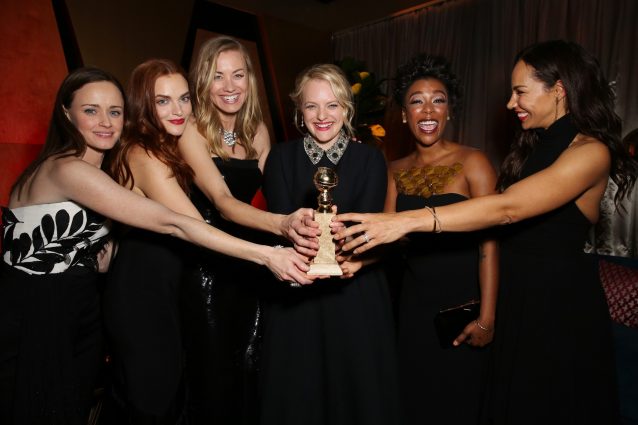 Le attrici Alexis Bledel, Madeline Brewer, Yvonne Strahovski, Elisabeth Moss, Samira Wiley e Amanda Brugel