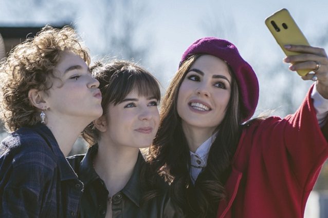 Genitori Vs Influencer Con Fabio Volo E Giulia De Lellis Prime Foto Dal Set Trama E Cast