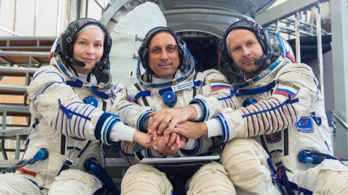 (Da sinistra) l’attrice Yulia Peresild, il cosmonauta Anton Shkaplerov e il produttore Klim Shipenko (credit: @roscosmos via Twitter)