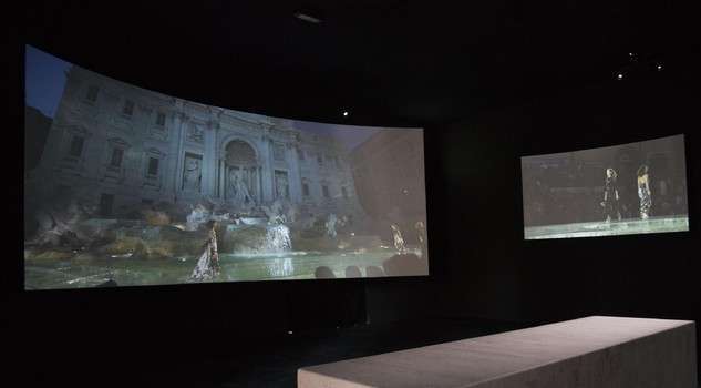 il-video-della-sfilata-alla-fontana-di-trevi