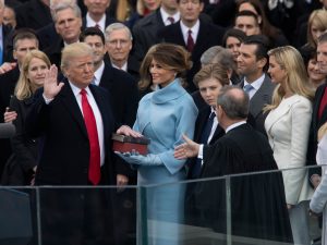 Donald Trump presta giuramento il 20 Gennaio 2017 durante la cerimonia d'investitura - Foto: Time