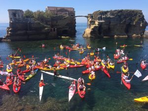 Primo Raduno Kayak Napoli: centinaia di partecipanti nelle acque di Posillipo