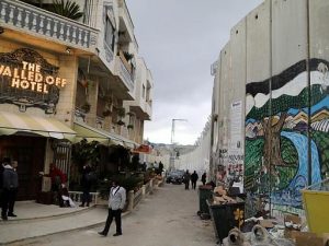 L'albergo con la vista peggiore al mondo, ennesima provocazione di Banksy