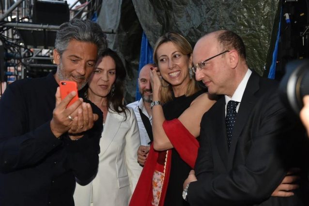 Premio Biagio Agnes. Fiorello premiato: «Tra il giornalista e il giornalaio ci sono io!»