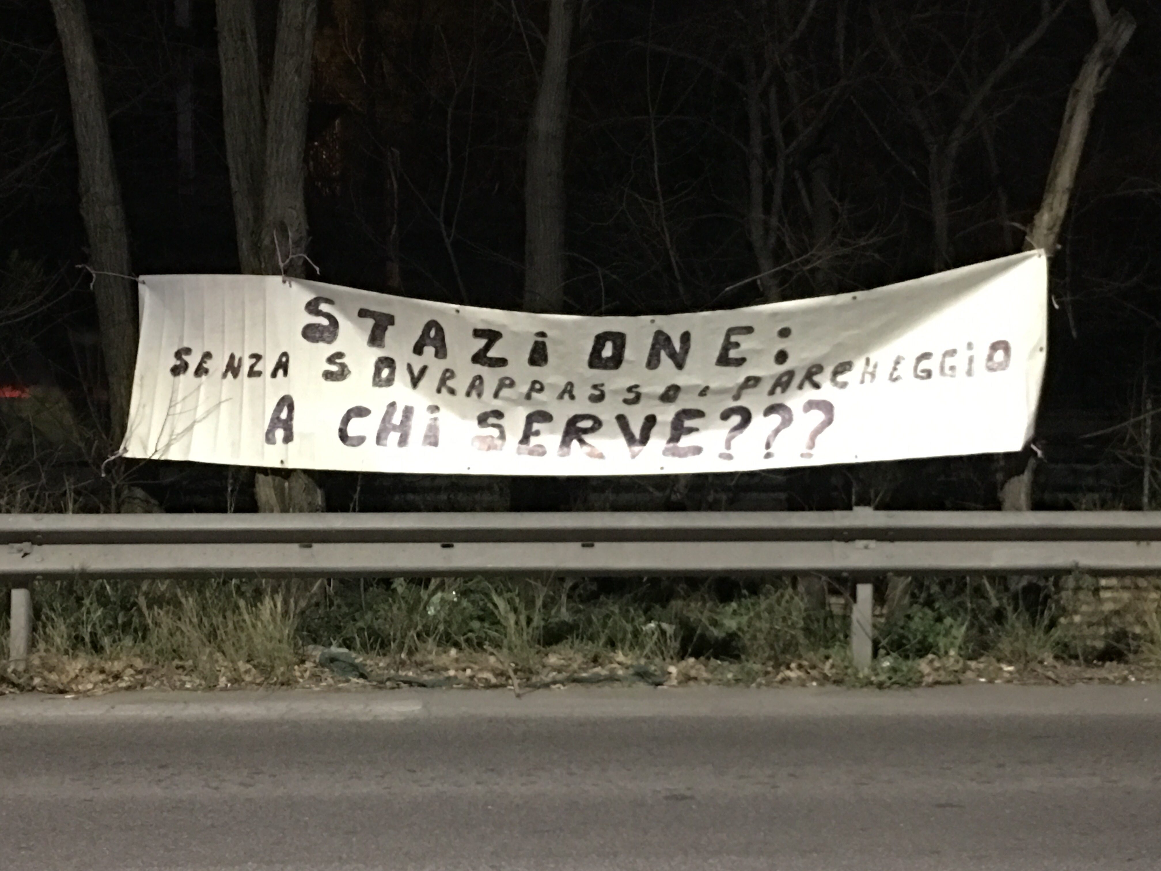 striscione fanpage angelo andrea vegliante acilia sud stazione roma lido dragona cittadini x municipio roma territorio jacopo innocenzi comitato cittadino di dragona passaggio sovrappasso