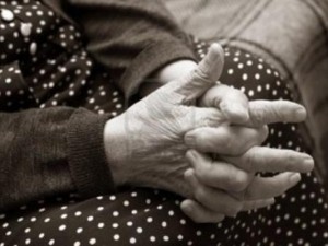 Tentano di rapinare un'anziana di Fondi, ma la vittima è troppo povera e se ne vanno