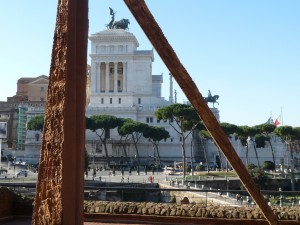 Sculture astratte tra le meraviglie di Roma antica: l'arte "dialoga" ai Mercati di Traiano