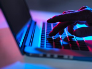 Minaccia la ex di diffondere un video hard: arrestato un ragazzo di 31 anni