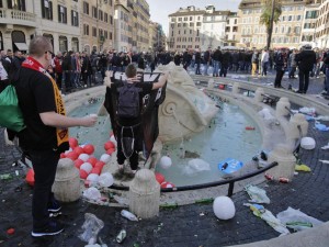Stop a bivacchi e tuffi nelle fontane storiche di Roma: multe fino a 240 euro