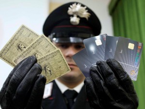Riciclavano assegni e carte d'identità, arrestato anche un dipendente Inail