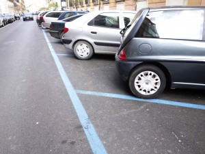 Il parcometro non ha il bancomat? Allora il parcheggio sulle strisce blu è gratis