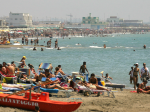 Ostia, si fa il bagno e si sente male: morto un 49enne. Forse aveva bevuto birra gelata