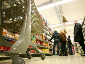 Fanno una spesa da mille euro al supermercato, ma pagano solo 100: la cassiera è complice
