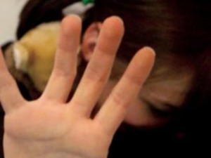 Tentato omicidio: scoppia la lite in cucina e il compagno violento la massacra con un matterello