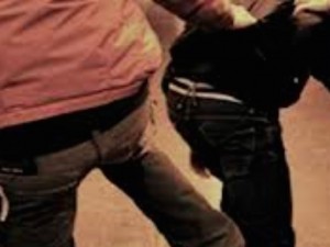 Ordinano le pizze, poi 'fanno il vento' e picchiano a calci e pugni un dipendente