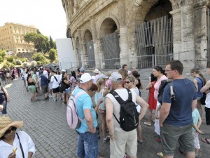 Dipendenti in assemblea, il Colosseo e i Fori chiudono: turisti beffati