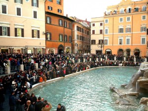 L'idea di Virginia Raggi: "I turisti non potranno fermarsi davanti a Fontana di Trevi"