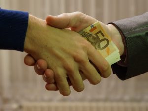 Usava i soldi dei condomini a suo piacimento intascandosi 180.000 euro. Amministratrice a processo