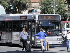 Sciopero, caos Roma. Renzi: "I romani vorrebbero un bus ogni 5 minuti, non tre funivie"