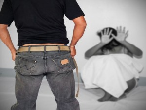 La mattina viene denunciato per molestie, la sera viene arrestato per violenza sessuale