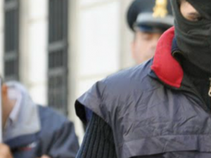 Roma, 17 arresti per estorsione con metodo mafioso: in manette anche due finanzieri
