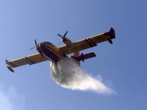 Santa Marinella, le fiamme assediano le case e una casa di riposo