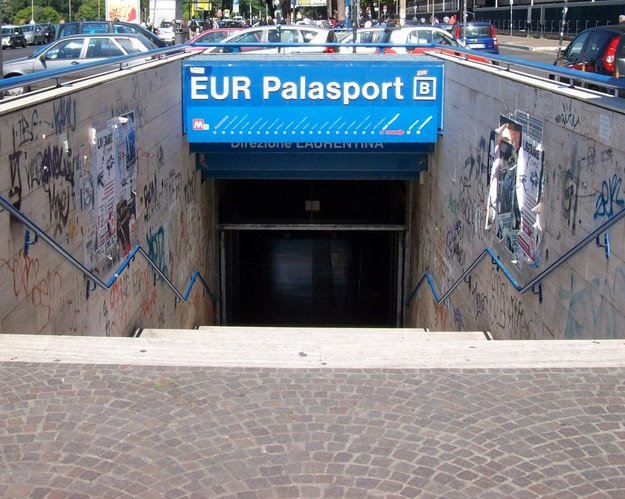 Cade sui binari della metro Eur Palasport salvato prima dell'arrivo