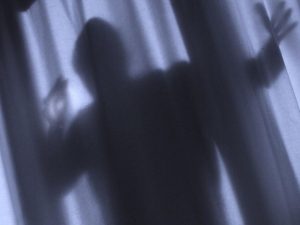 Sorprende ladro in casa e lo ferisce gravemente: fermati entrambi