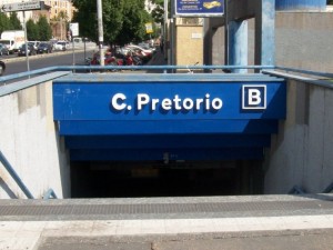 Ingresso di una stazione della Linea B della metropolitana di Roma
