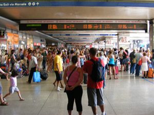 Termini, ruba profumi e aggredisce un addetto alla vigilanza della stazione: arrestata