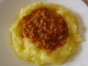 Polenta con ragù tra le specialità della sagra di Nazzano