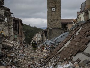 Amatrice, il sindaco Pirozzi ai turisti: "Niente selfie sulle macerie, sennò m'incazzo"
