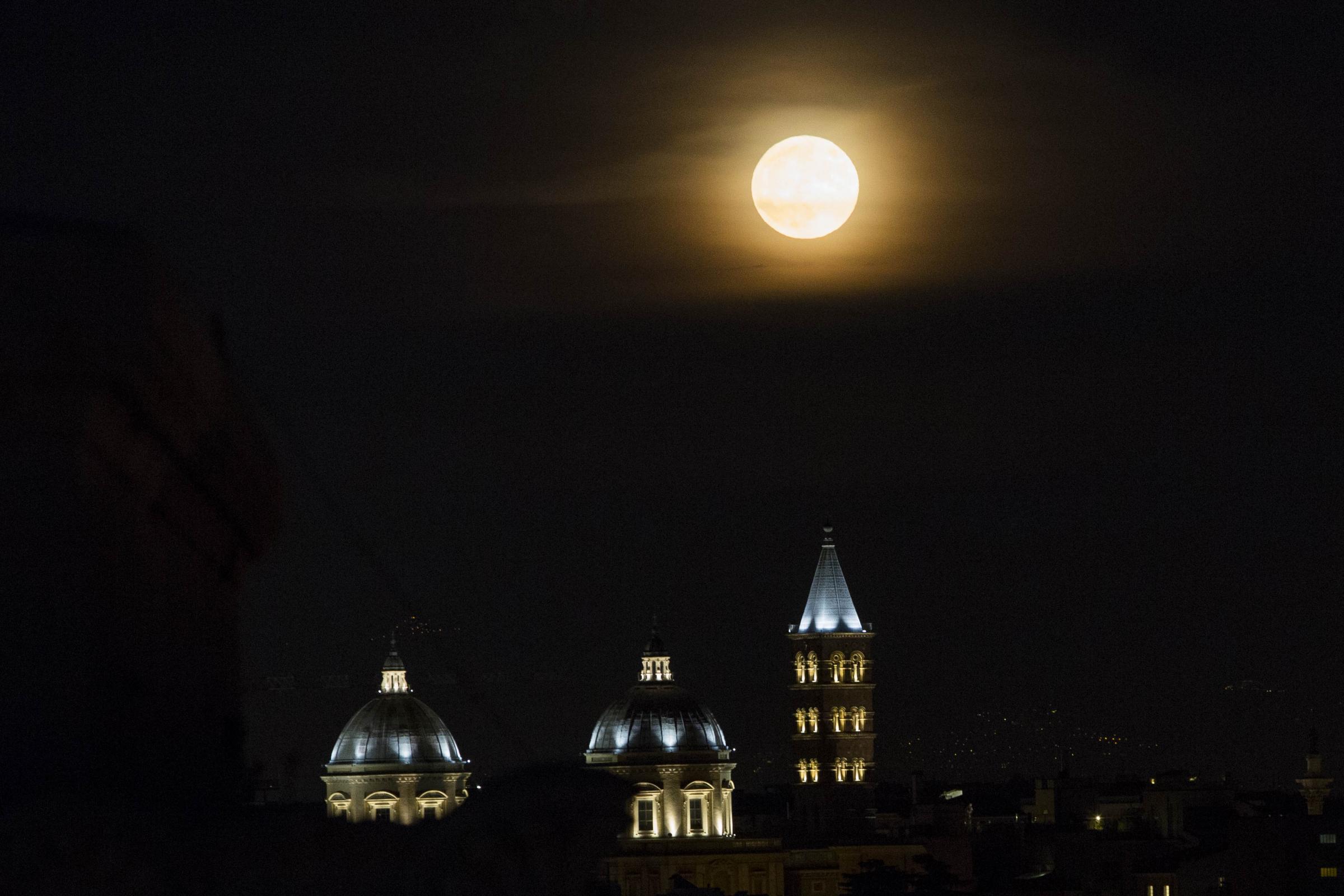 Spunta tra le nuvole e illumina le cupole di Roma la Superluna è uno spettacolo (FOTO)