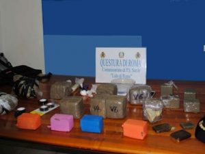 Ostia, bazar della droga in uno scantinato: 13 chili tra hashish, eroina e cocaina