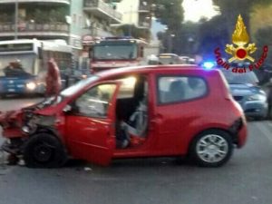 Incidente frontale all'alba su via Tiburtina: grave un uomo